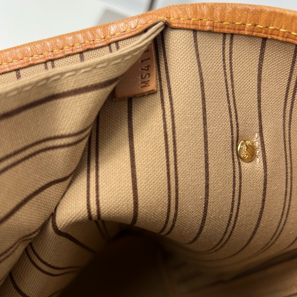 Louis Vuitton Neverfull MM Tote Bag With Pouch - Picture 5 of 16